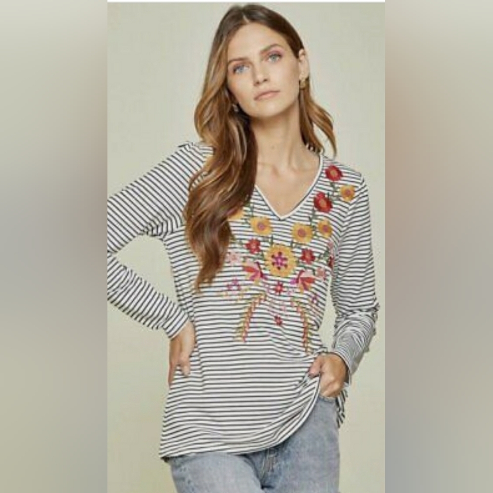 NWOT Savannah Jane Embroidered Top - Size M